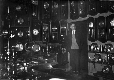 856011 Interieur van De Klokkenwinkel (Korte Viestraat 10) te Utrecht, met eigenaar Johannes Kool.